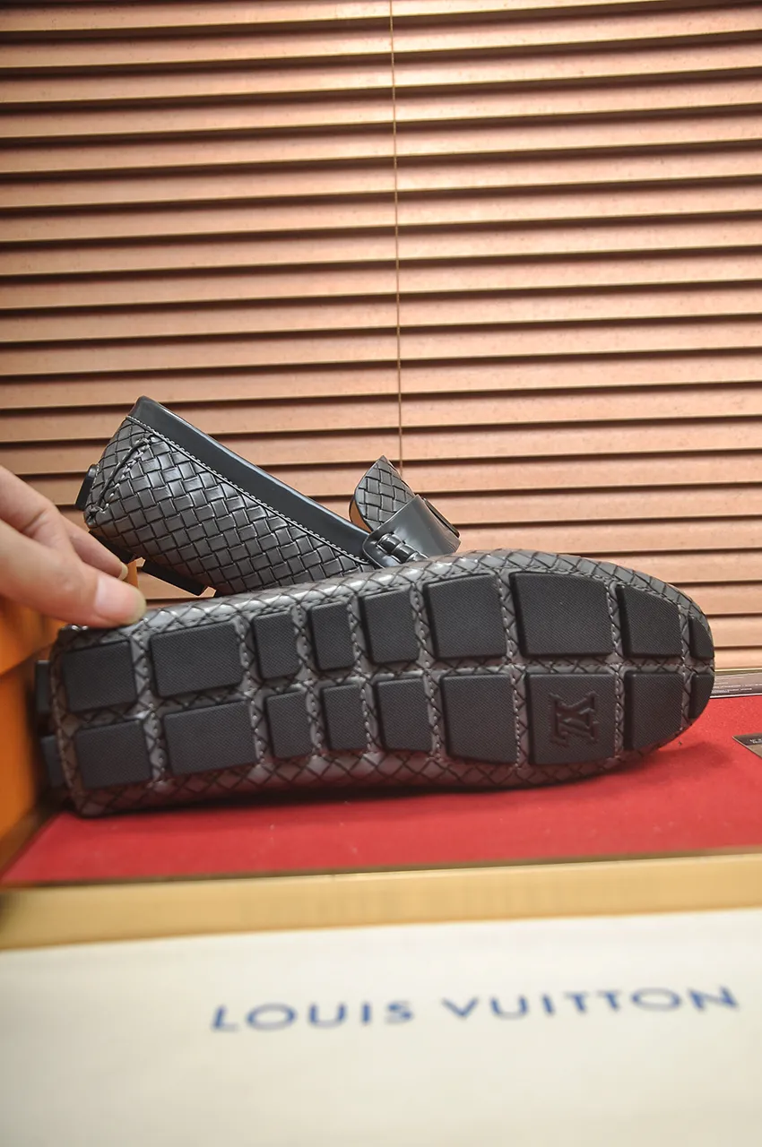 Men's men's shoes💰460💶 [LV Doudou shoes] (water-dyed cowhide lining) new model is on the market, available on the official website. The new Doudou shoes are processed into single-color materials, and the uppers are made of imported woven cowhide material. The body of the shoe is fully hemmed with mark thread, and is lined with imported original cowhide leather. The elegant shoe shape is super suitable for all-matching, and the size is 38-44.